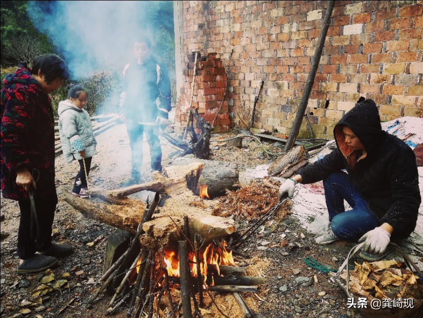 用根雕茶桌喝茶,根雕小茶桌泡茶
