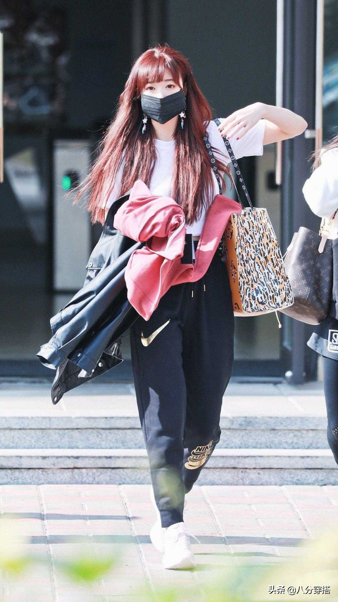 孔雪儿的穿搭胆大！白色T恤搭配运动裤，帅气风格让人心动