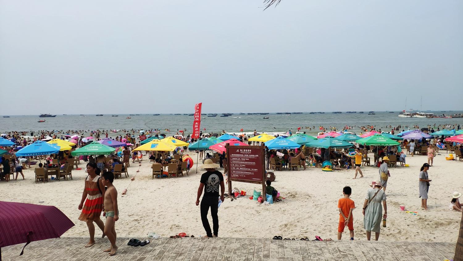 一望无际的人头太吓人了!这辈子第一次在银滩见那么多人