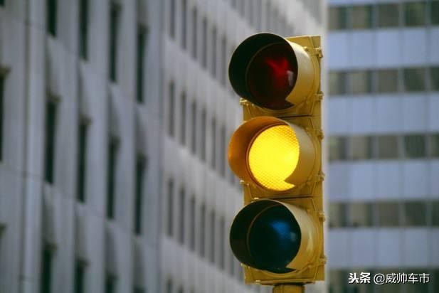 刚过停止线黄灯亮了算闯红灯吗,路过停止线变红灯算闯红灯吗