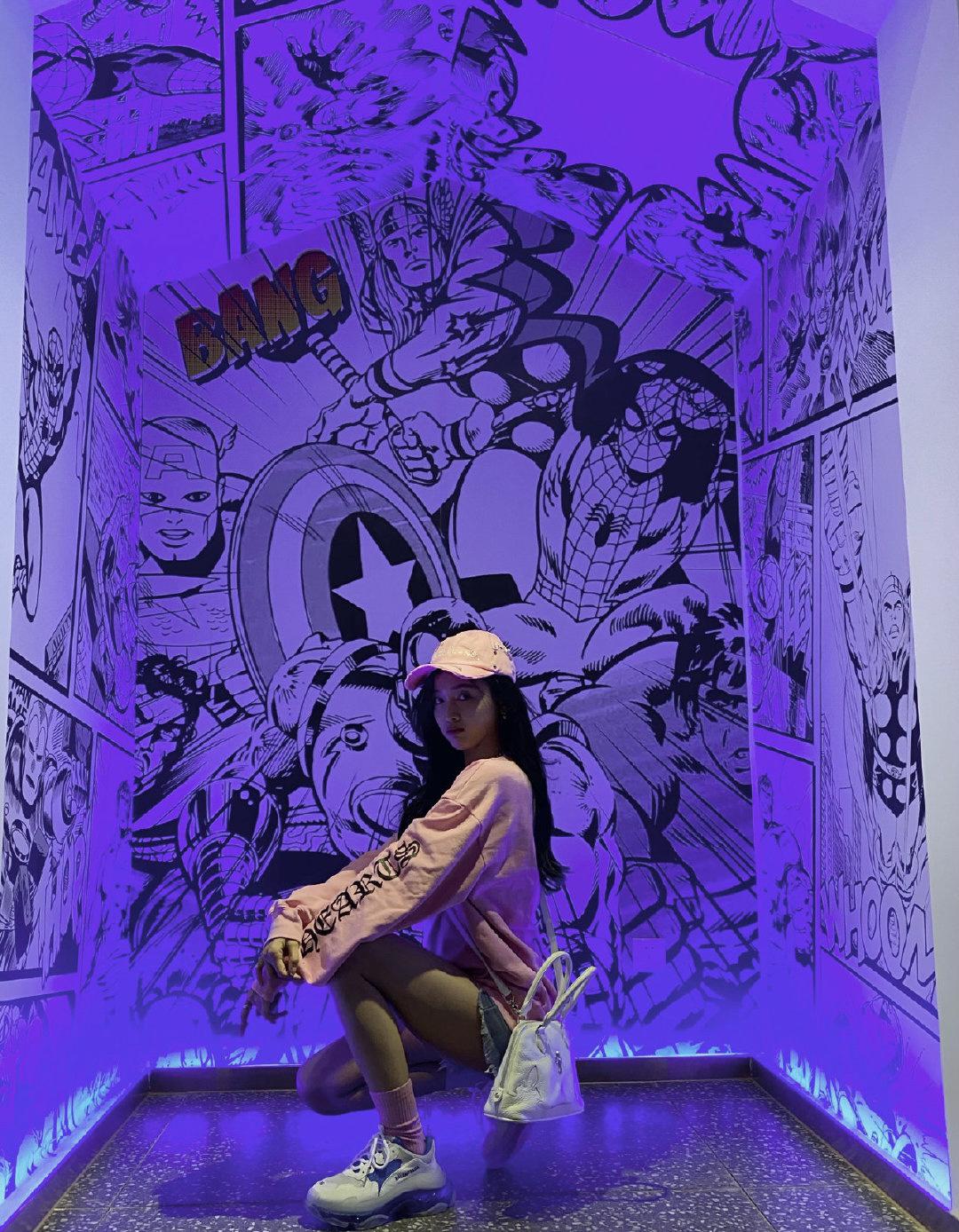 欧阳娜娜减龄穿搭撞衫吴宣仪，粉色卫衣搭配牛仔裤，各显青春元气