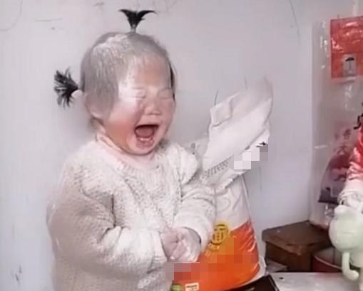 “最勤劳姐妹”在厨房“蒸”馒头，场面一度失控，亲妈都认不出