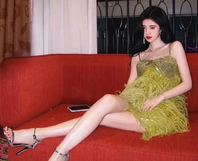 女星红毯撞衫,红毯女星难逃撞衫魔咒