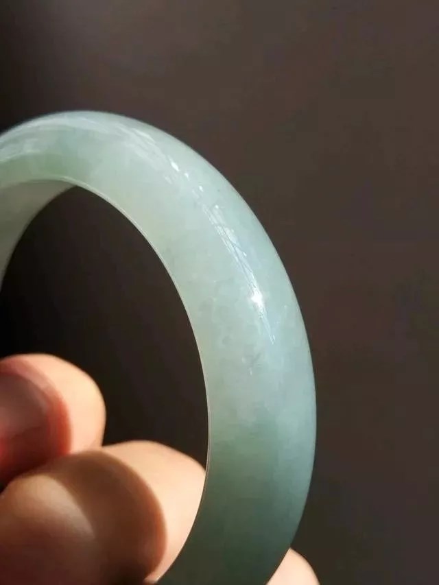 朋友买翡翠原石当场切开暴涨,男子花18000买原石