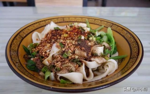 怎么做油泼面又好吃又简单,怎么做出来的油泼面好吃