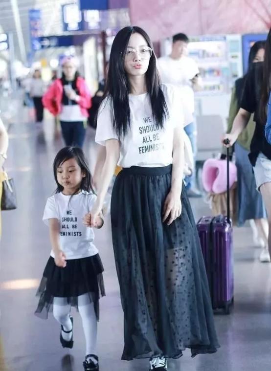 李小璐情人节甜馨同款连衣裙,李小璐甜馨穿搭