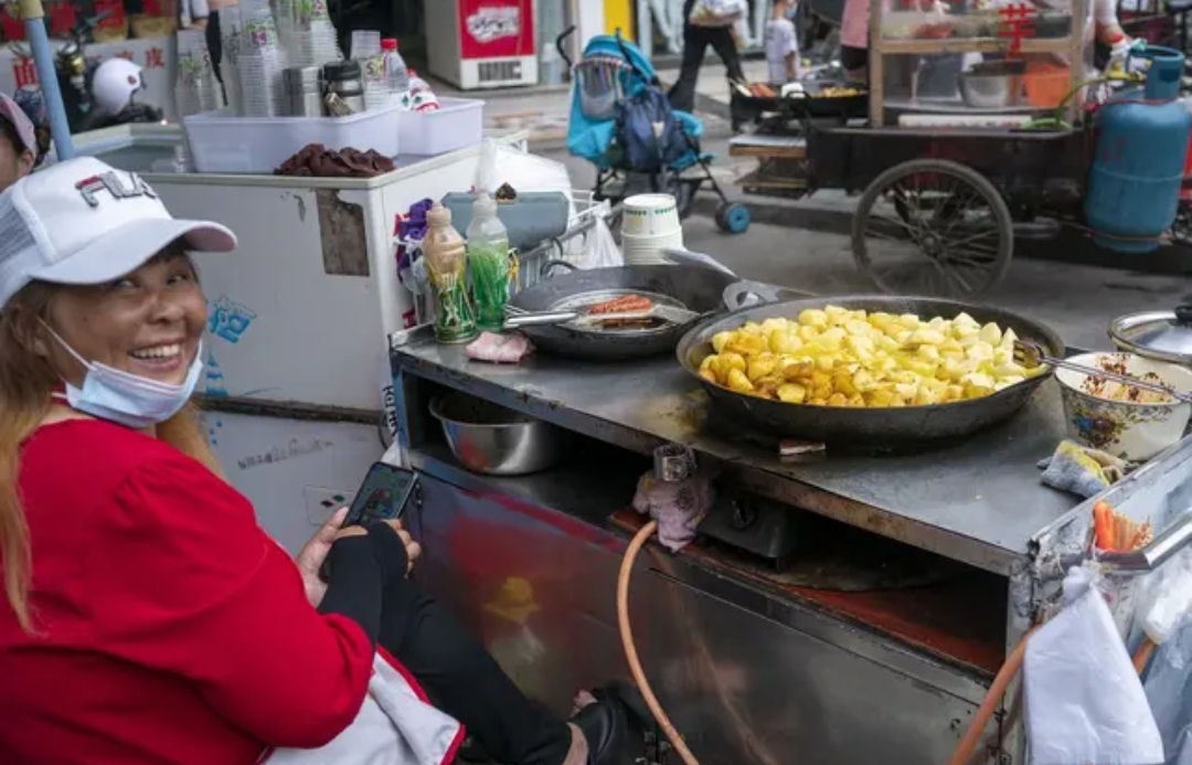 工厂停工工人工资怎么办,工厂工人大面积失业怎么办