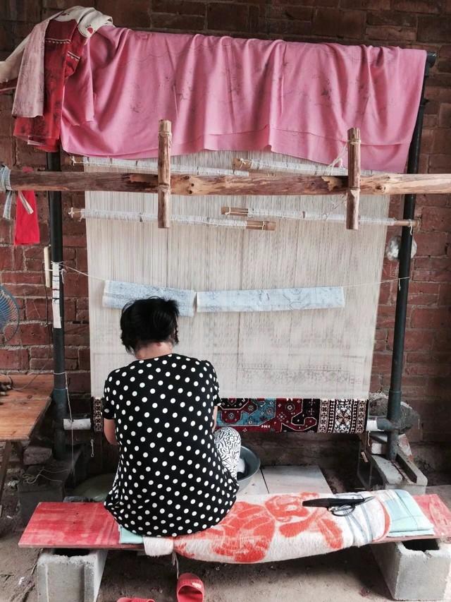 编织一块一块的拼接地毯视频,十分钟教你编织圆形地毯