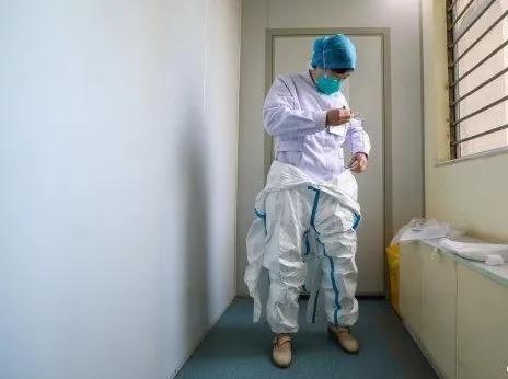 两名男高中生因随身携带姨妈巾走红网络，网友：他们有个好妈妈