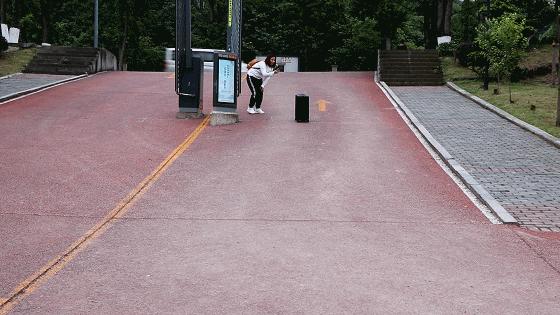 地平线8号对比外交官拉杆箱，滚轮之处见高低，颜值与实力之选！