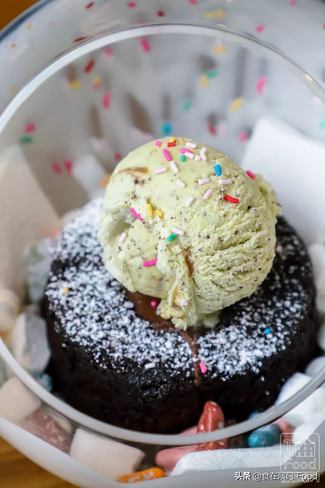 澳门探店｜新马路有一家人气斜坡西餐厅！菠萝BB猪必吃