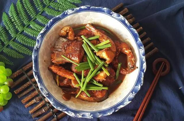 炖鱼需要放什么材料好吃不腥,清炖鱼怎么炖才能没有腥味儿