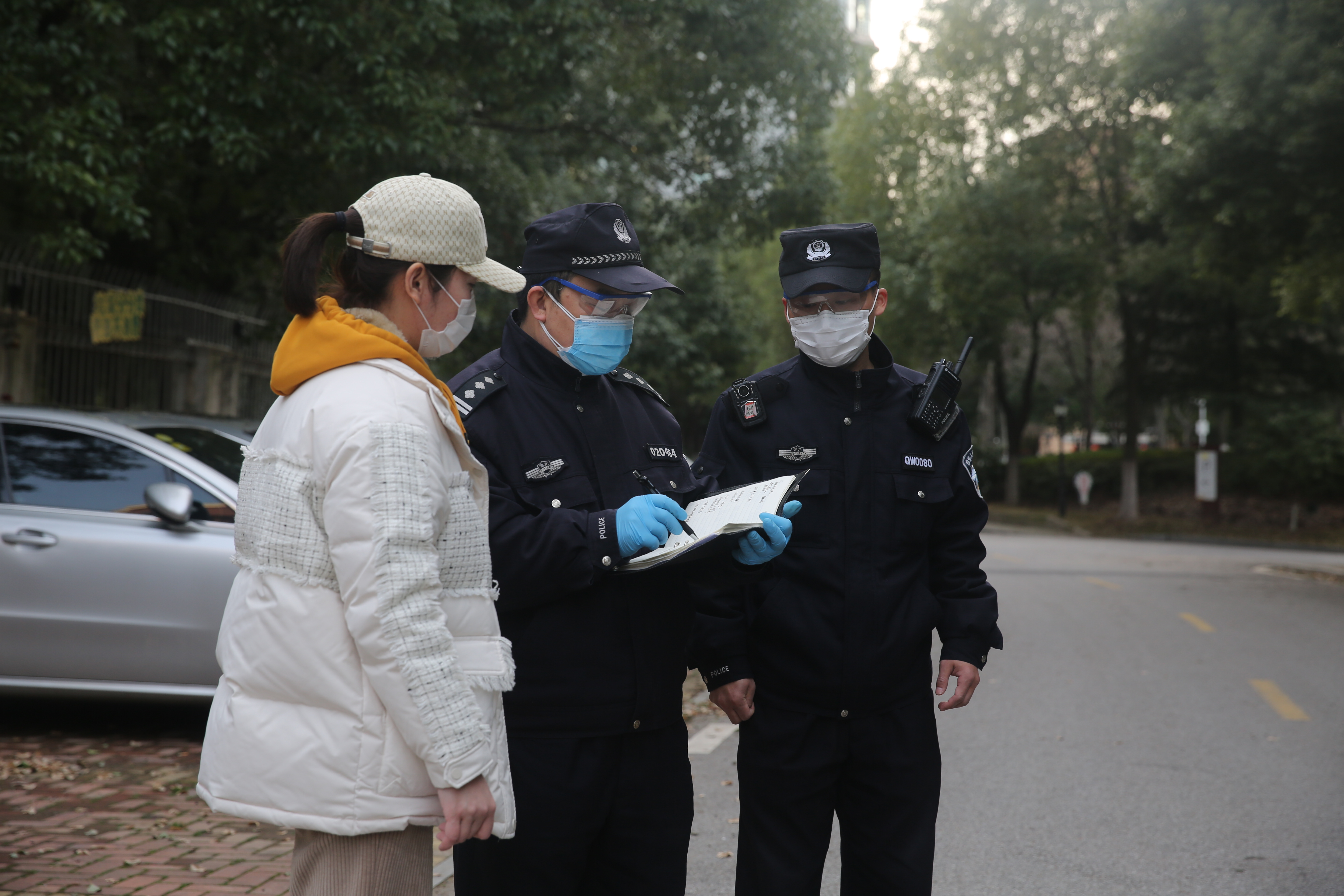 卸货员、搬运工、代购员……武汉开发区民警“身兼数职”服务社区居民