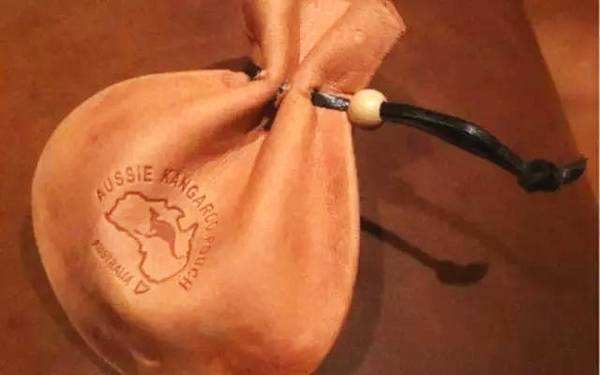 还在买无趣纪念品?来看看导航T恤、袋鼠蛋蛋零钱包和尿尿小童