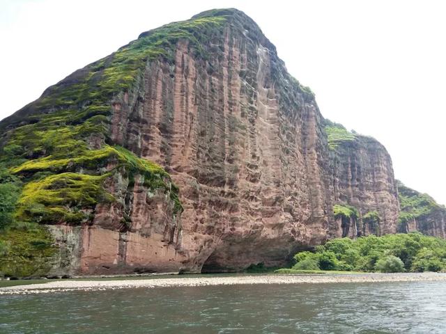 一个让人流连忘返的地方，山清水秀，只需要坐在河边发呆就行。