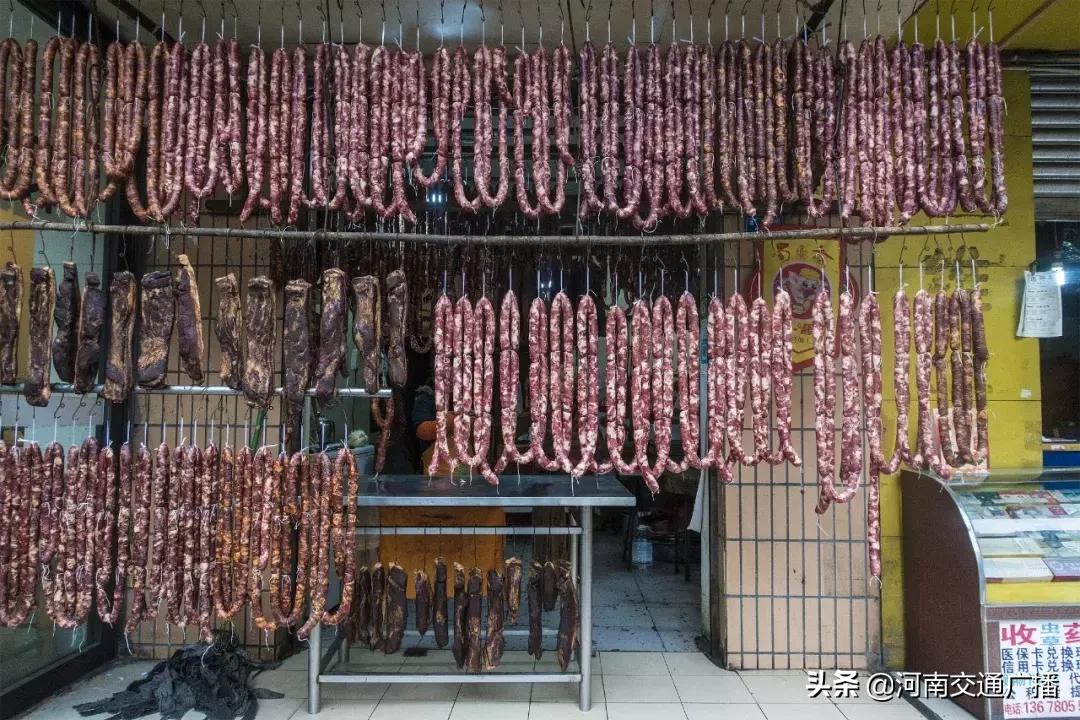 鸟儿偷吃香肠腊肉,香肠腊肉挂外面被鸟吃