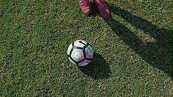 足球常用的传球方式,足球运球传球技巧