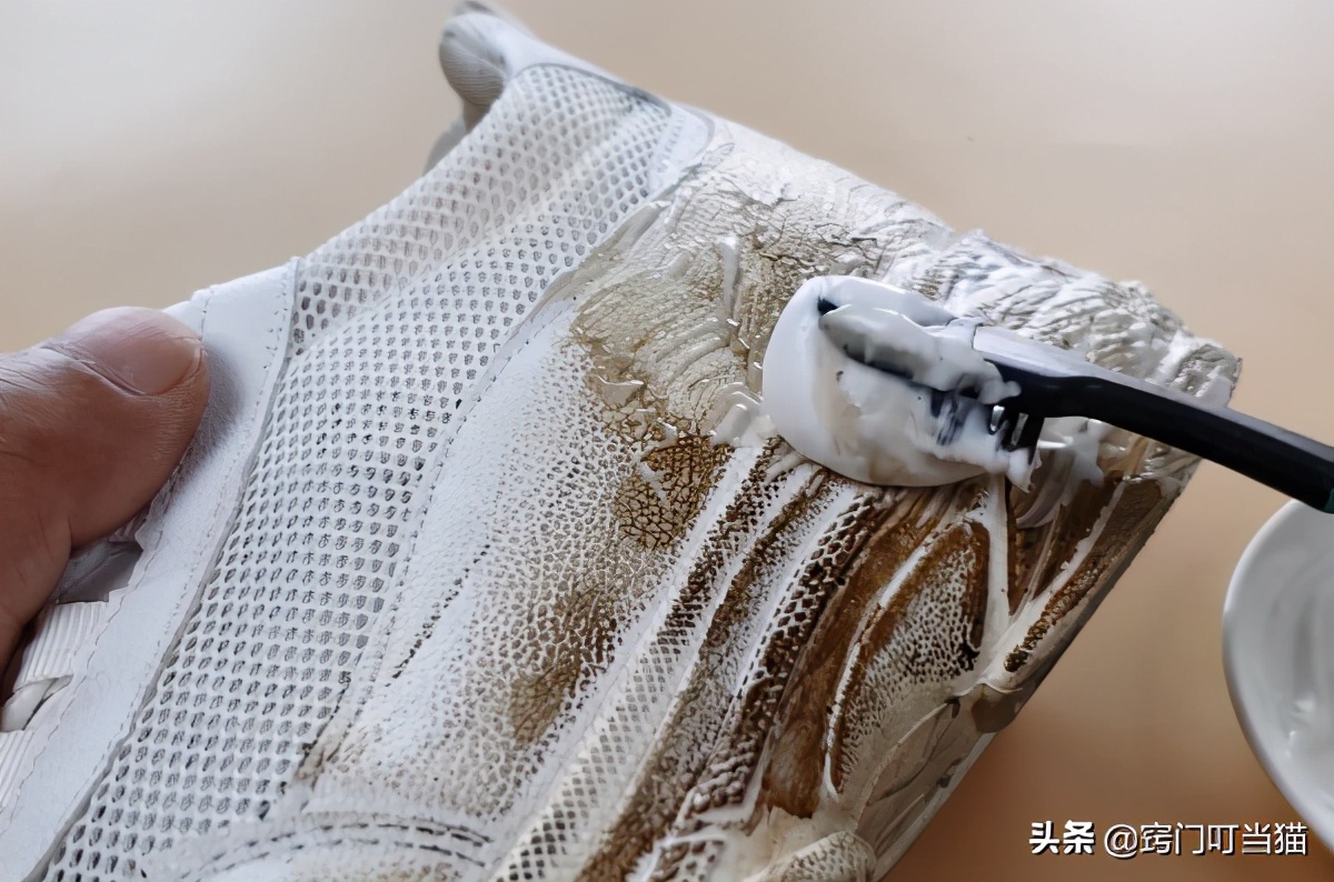 白鞋脏了如何洗掉顽固污渍,白鞋脏了用什么方法能擦掉