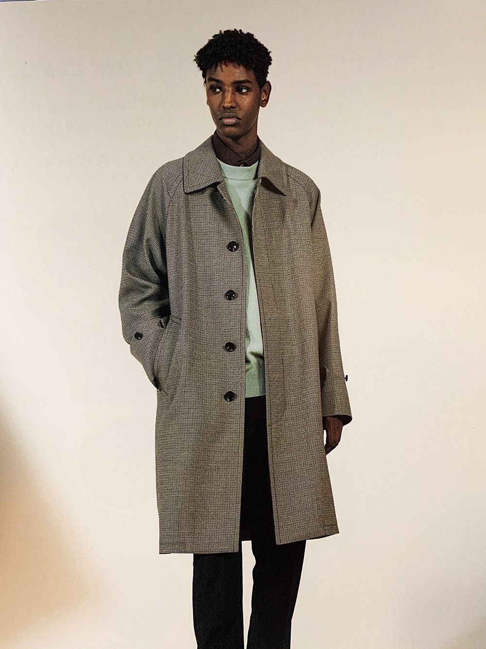 杏色大衣内搭什么颜色毛衣好看,深蓝色大衣内搭什么颜色的毛衣