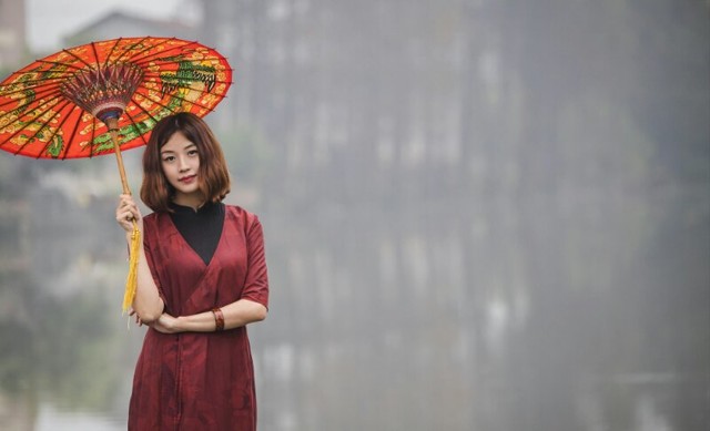 她的香云纱，是自然成长的衣服