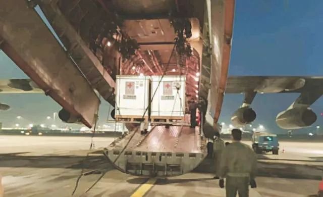 “巴铁”专机来接，中国疫苗到了