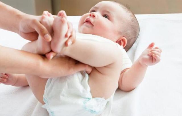 纸尿裤和拉拉裤哪个不容易漏,纸尿裤和拉拉裤选一样尺码吗