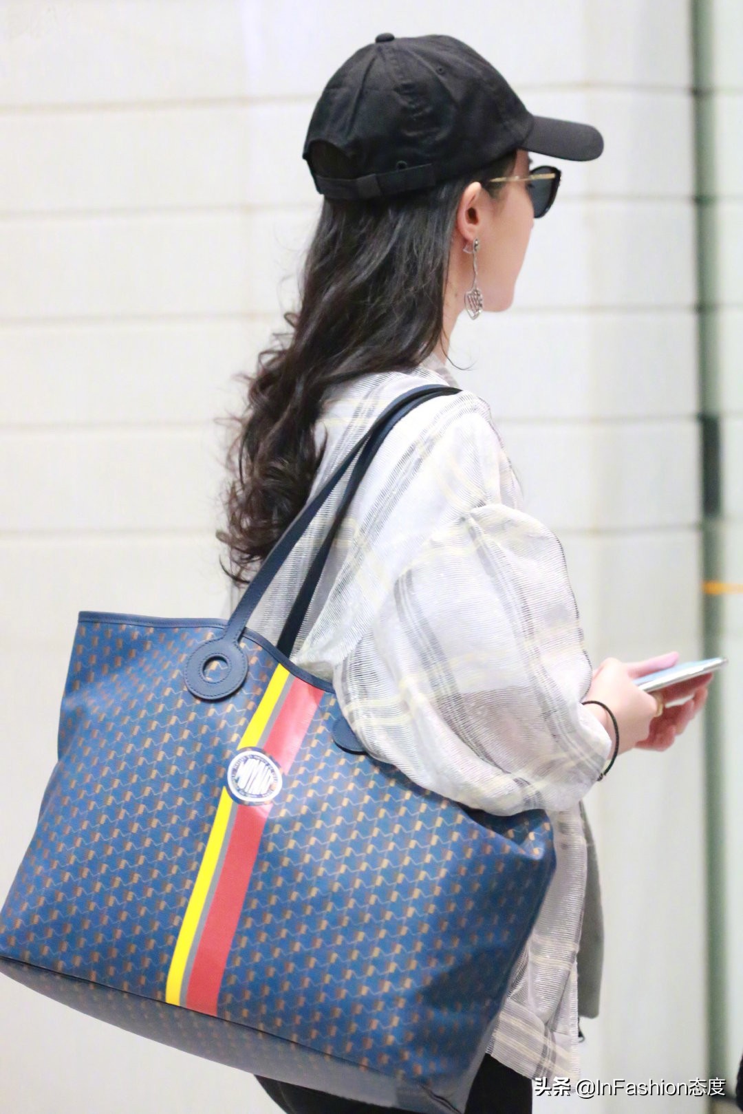 刘亦菲确认下一部新剧了吗,刘亦菲一身露腰造型亮相机场