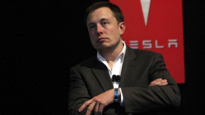 “失控特斯拉”背后富豪：身价千亿、逃兵役、泡女明星、有6个娃