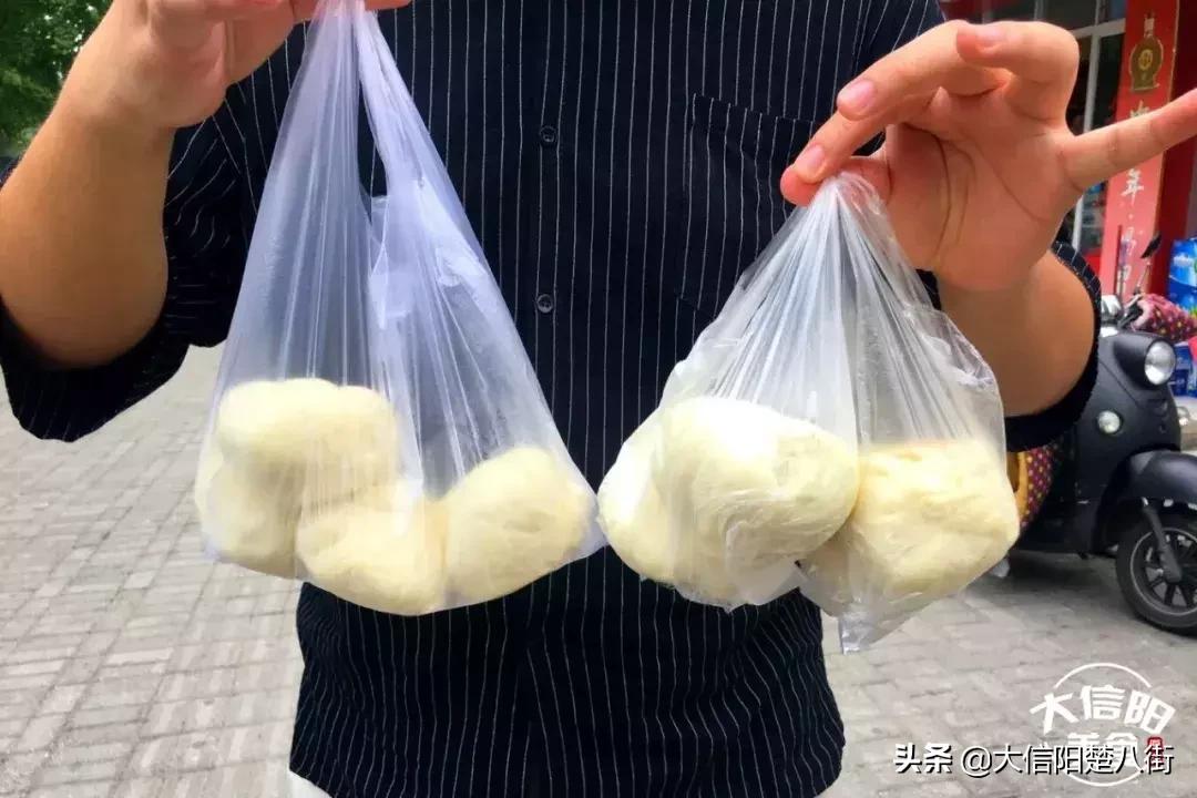 探店:信阳这家十年无名包子铺,据说排队到腿软也要吃?