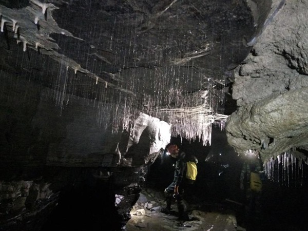 16岁留美高中生回国科考，变身“老鼠人”下悬崖探8000米洞穴