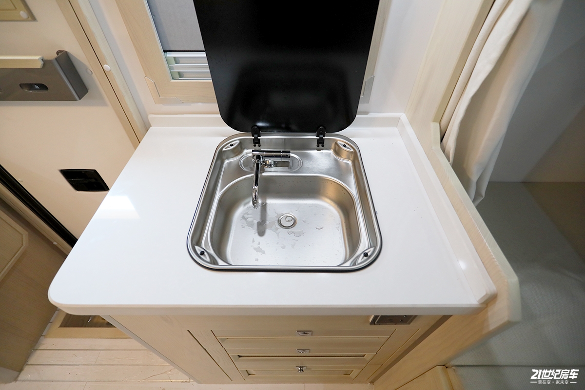 重汽越野房车最新4驱版,顶级进口man四驱越野房车