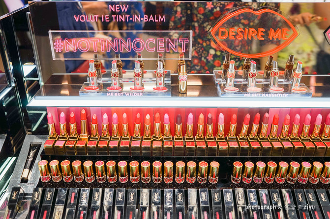 一群年轻人到三亚，摆pose，拍照