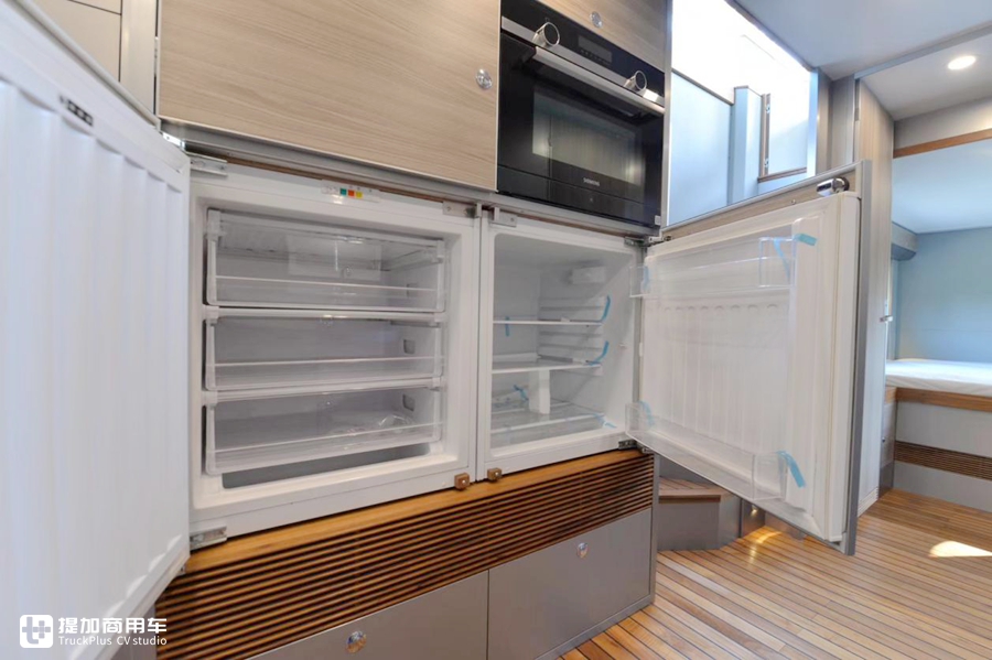 顶级越野房车8x8阿莫迪罗双层,移动的钢铁城堡