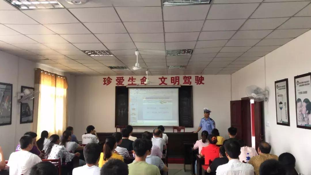 遂川交警深入驾校为开班新学员送上交通安全课！
