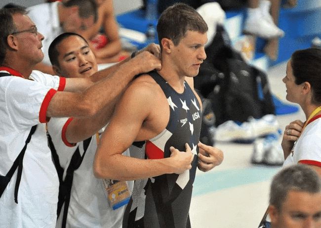 为什么鲨鱼皮泳衣特别难穿,鲨鱼皮泳衣创造的纪录有效吗