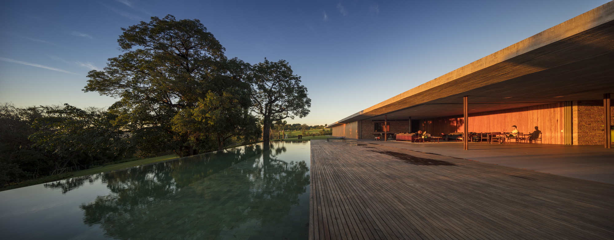 1000m²屋顶满种绿草，消隐在田园水光里的家