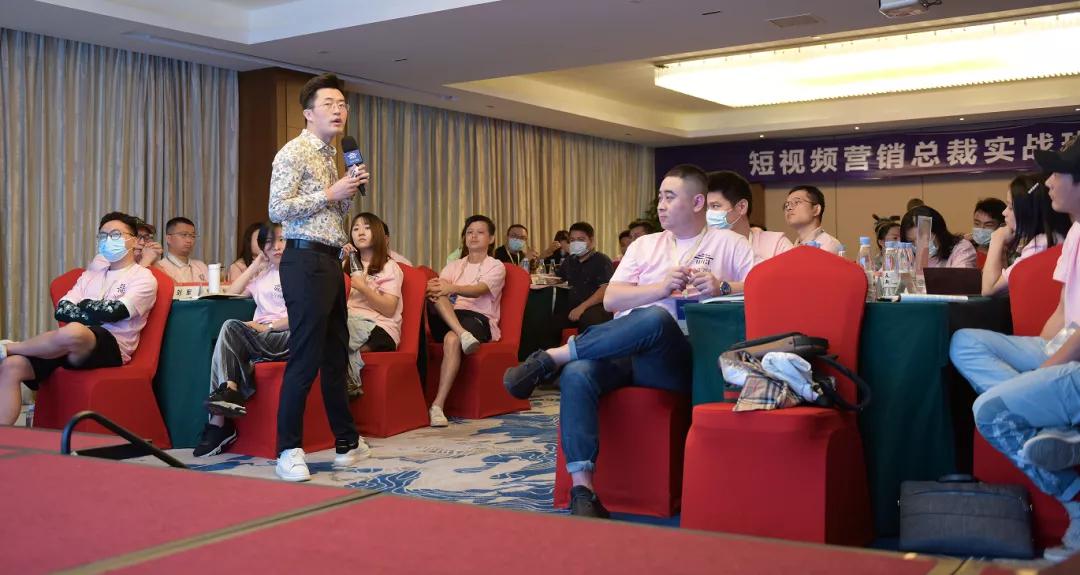万互学园短视频营销总裁班开讲，教你玩赚短视频