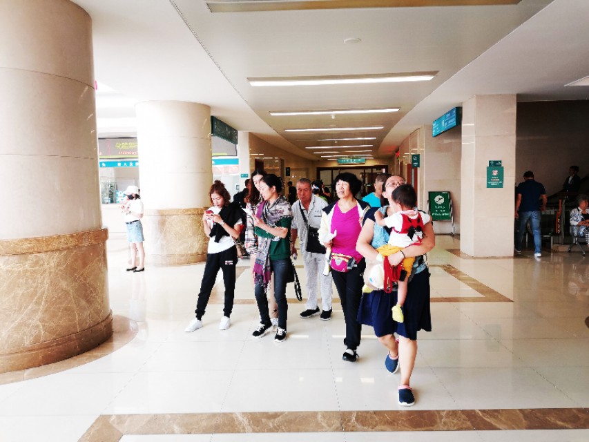 春节快到了，海南三亚*013院医**看病的人好多，干什么都得排队呀！