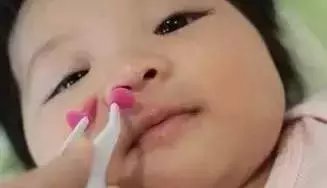 新生儿鼻子里有鼻屎怎么清理?别用手抠