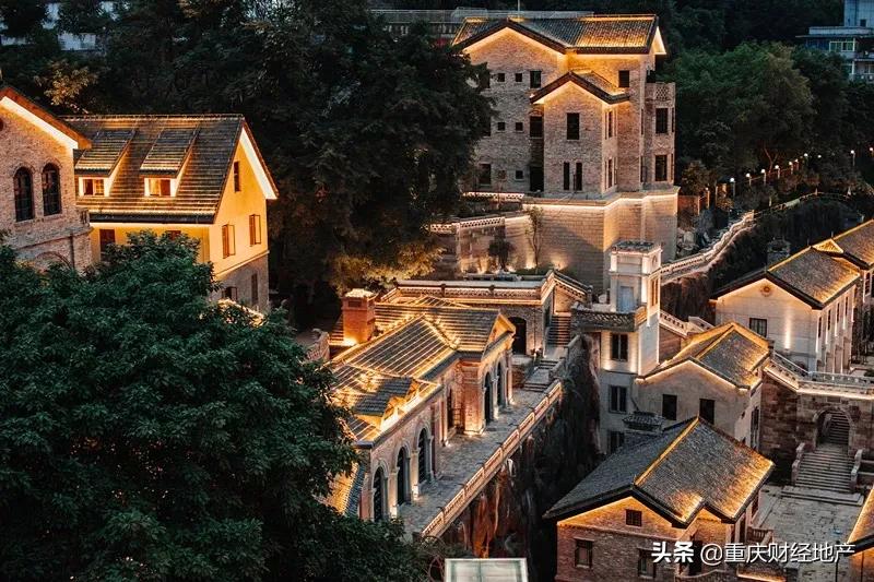 解放碑和两江四岸哪个好,重庆解放碑深度解析