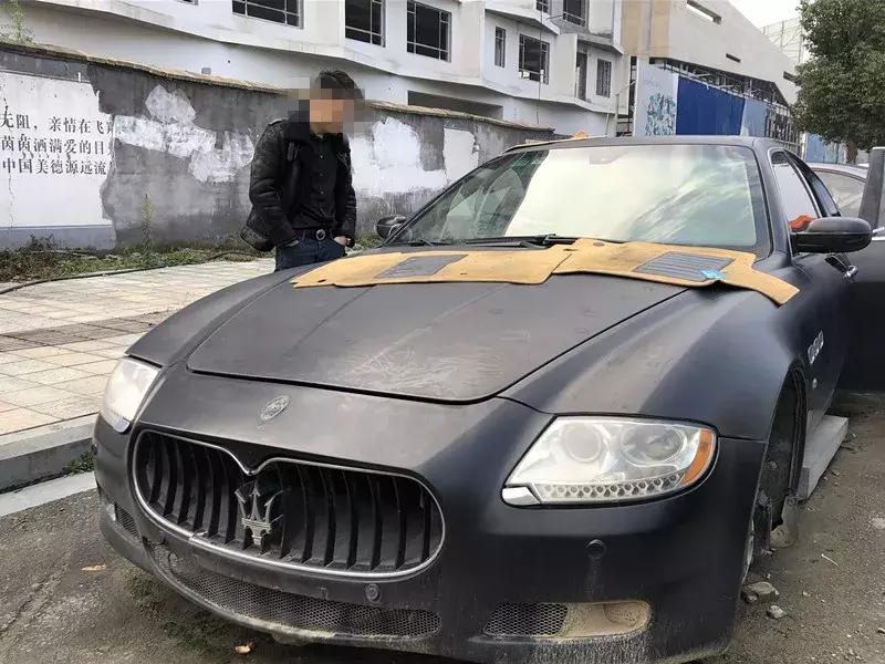 男子把玛莎拉蒂停在空地一年,玛莎拉蒂停路边被拆成空壳