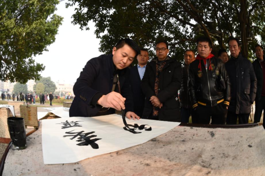 广元市老城小西街嘉陵广场,看看广场有多热闹