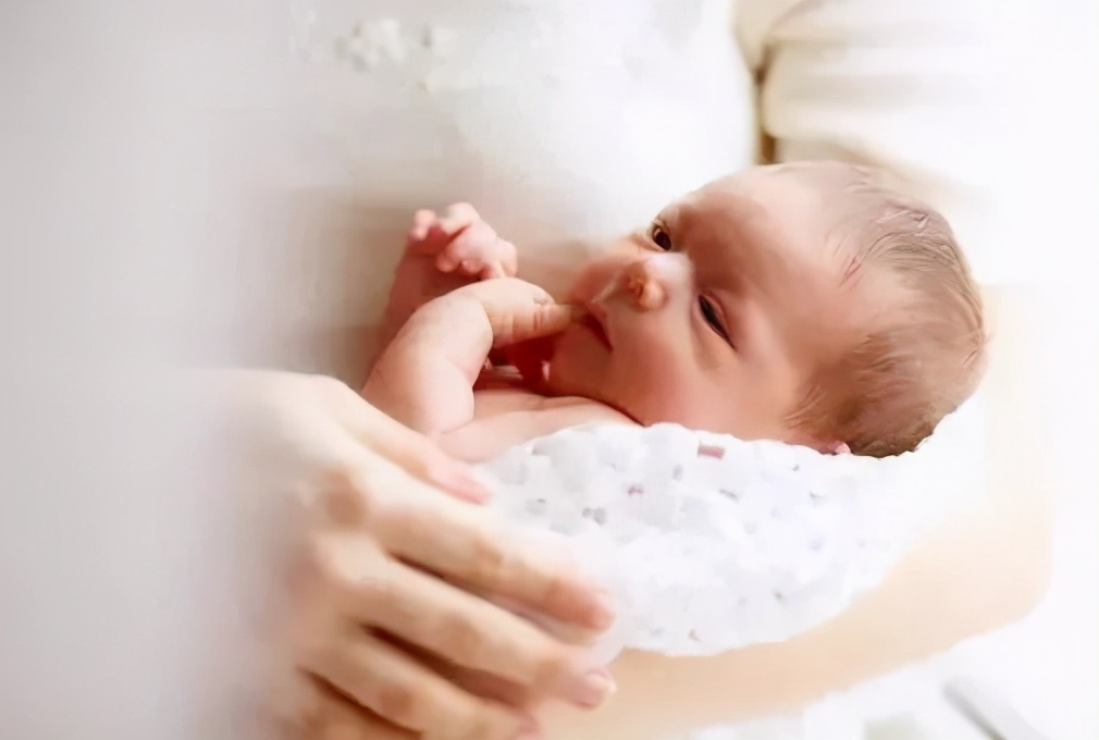 隆过胸的妈妈，母乳里真的有毒吗？