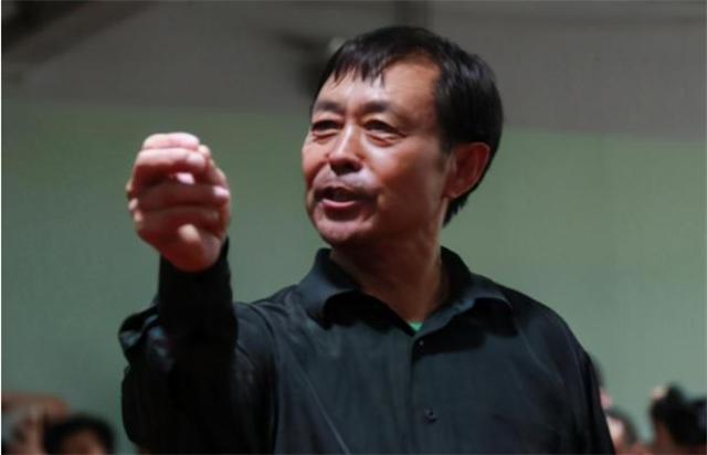 “气功大师”严新：80年代的大忽悠，跌落神坛后，狼狈逃往海外