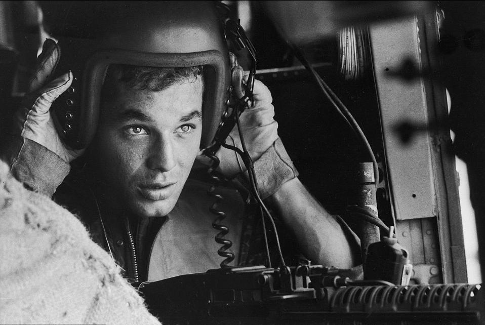 美军飞行员阵亡，机枪手情绪失控：与洋基爸爸13一起骑行