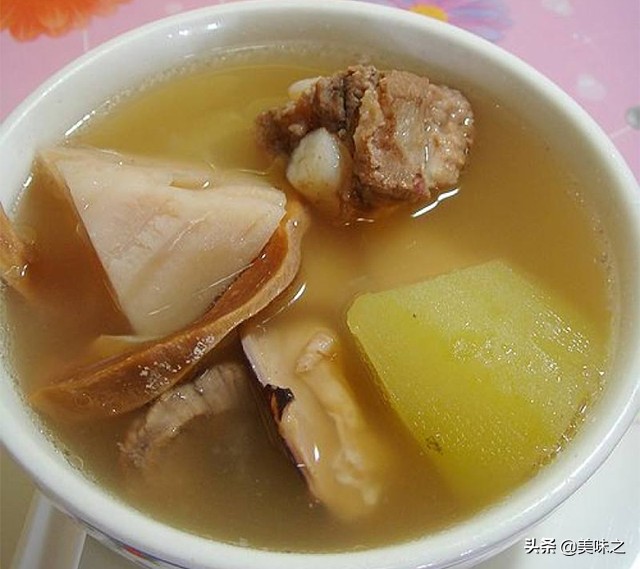 墨鱼汤怎么炖最有营养最补血,墨鱼能和当归党参黄芪一起炖汤吗