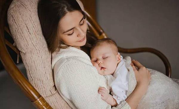 七个月宝宝老是睡不踏实总醒还闹,快出满月了孩子总是醒睡不实老闹