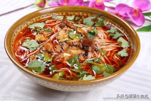 小锅米线的做法和配料视频,鸡汤米线的正宗做法和配方