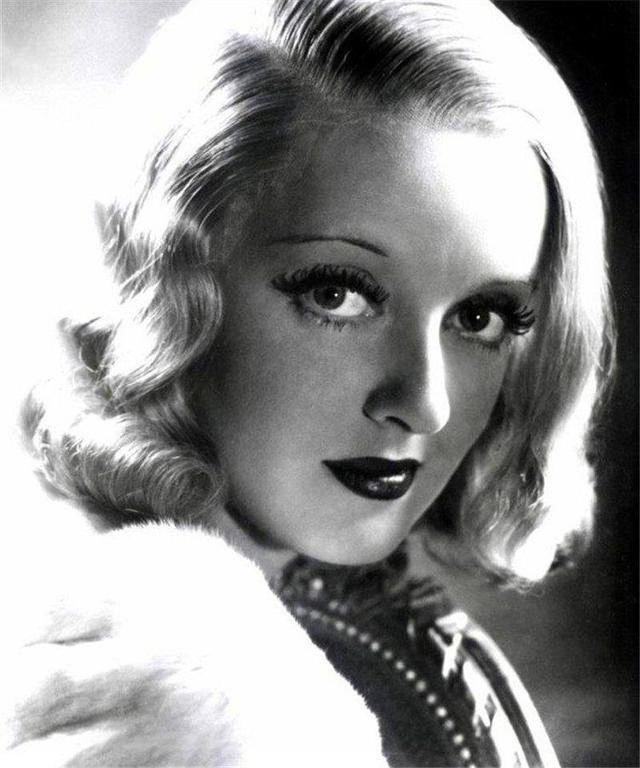上世纪15位欧美女明星历史照片，梦露红裙侧身撩发，天使赫本领衔