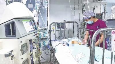 小孩误服药物洗胃视频,惊心食人族小男孩